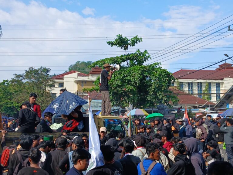 Ribuan Massa Aksi Dibubarkan Paksa, Belum Puas Meski Sempat Ditemui Ketua DPRD
